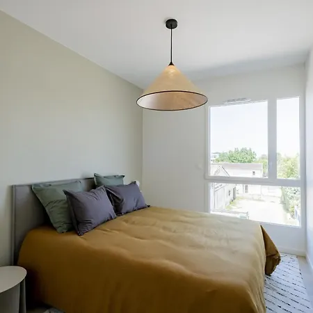 Apartment Spacious 4br With Lovely Balcony *