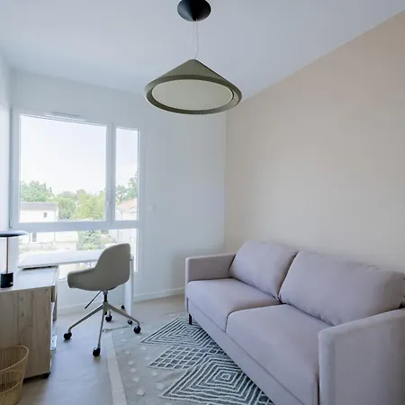 Daire Spacious 4br With Lovely Balcony *