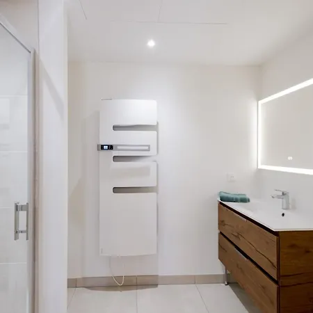 Spacious 4br With Lovely Balcony شقة