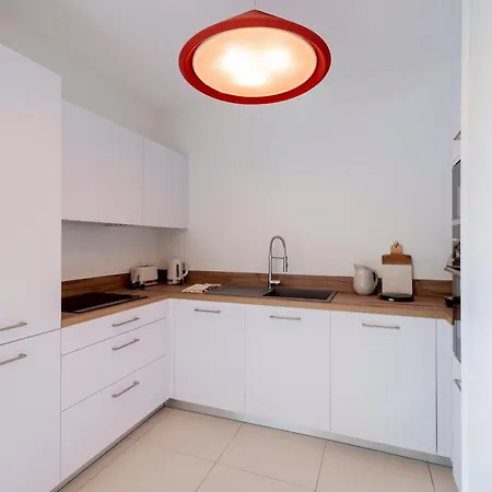 Apartment Spacious 4br With Lovely Balcony *
